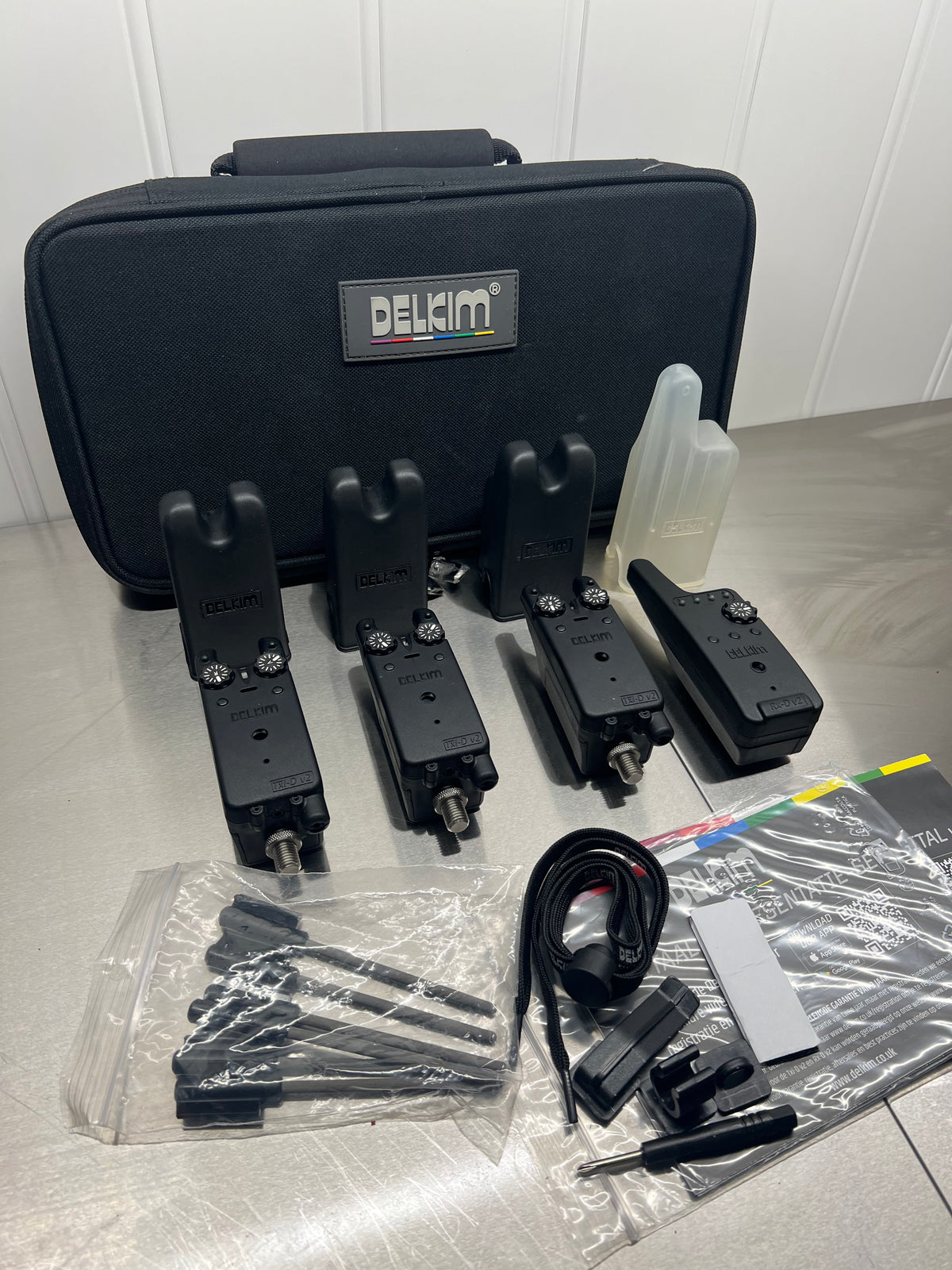 Coffret d’alarmes de pêche Delkim TXI-D V2 : étui noir et 4 récepteurs