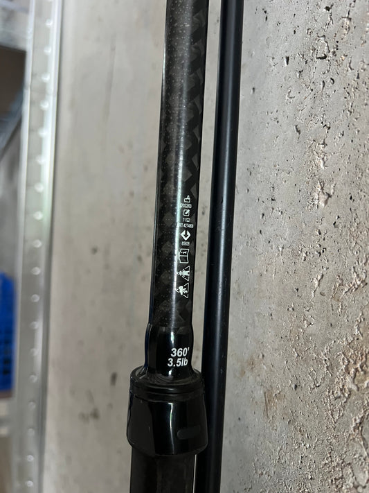 Canne de pêche noire, marquage « 360° » et capacité 3,5 lb sur le blank.