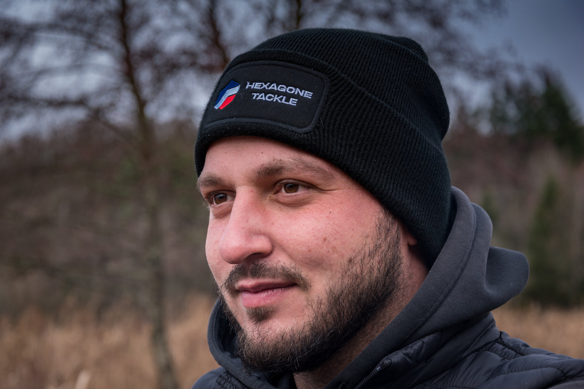 Bonnet en maille noire avec écusson brodé Hexagone Tackle