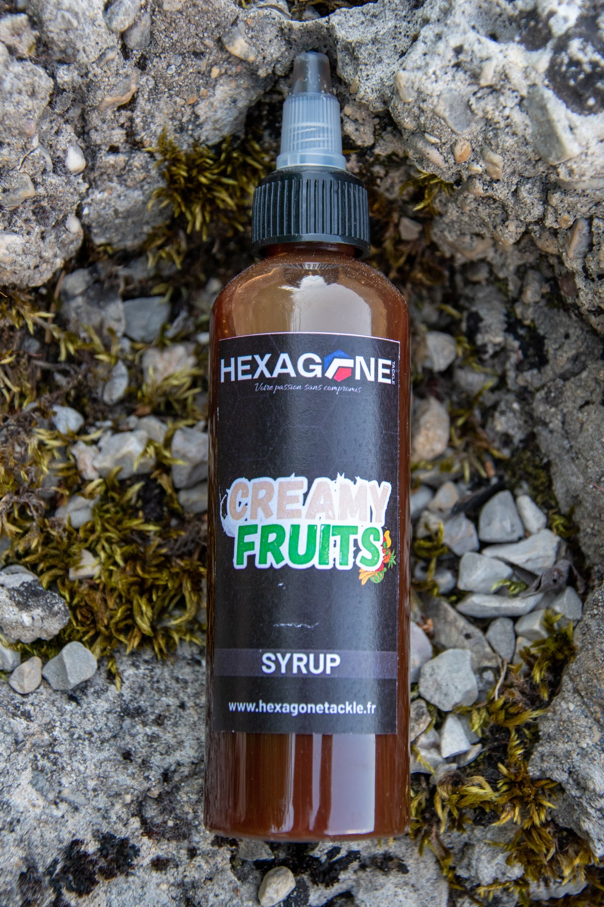 Bouteille de sirop fruits crémeux, étiquette HEXAGONETCLE, liquide brun