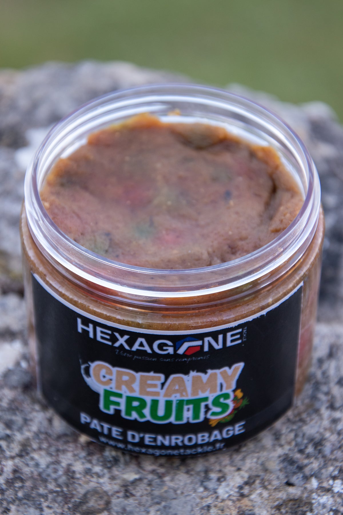 Pot de pâte d’enrobage HEXAGONE, couvercle transparent et contenu brun.