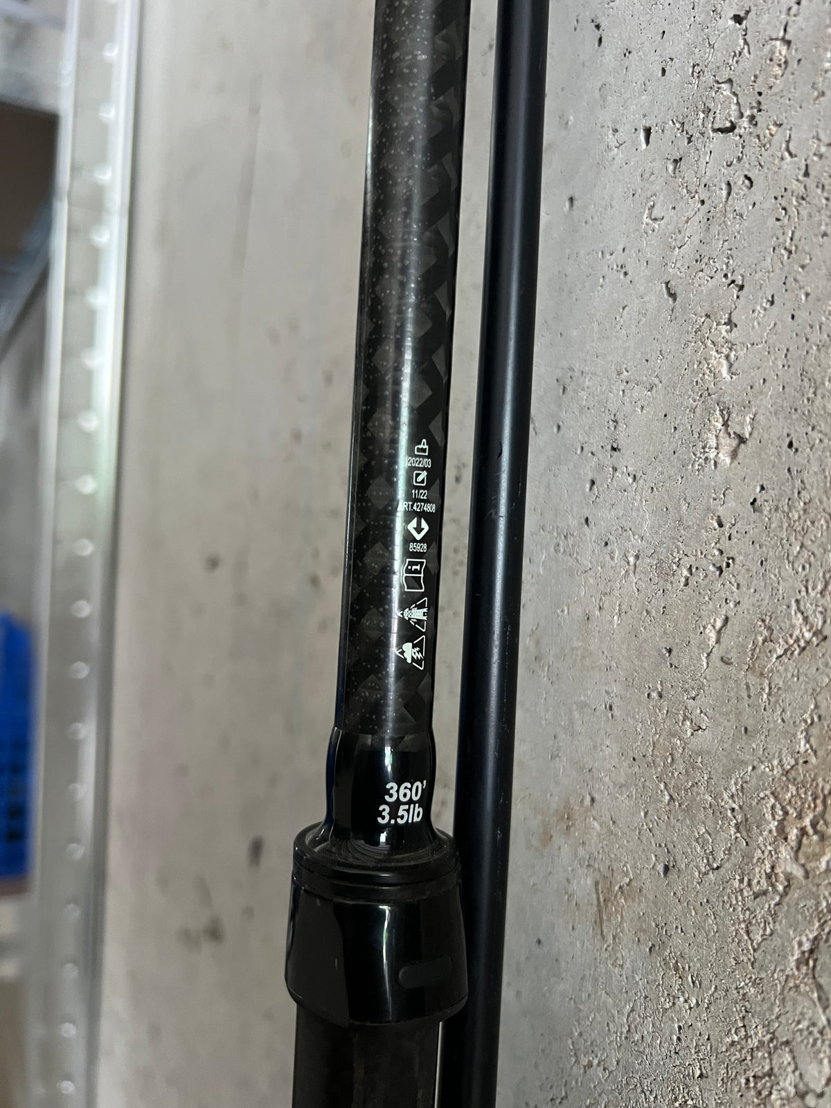Canne de pêche noire, marquage « 360° » et capacité 3,5 lb sur le blank.