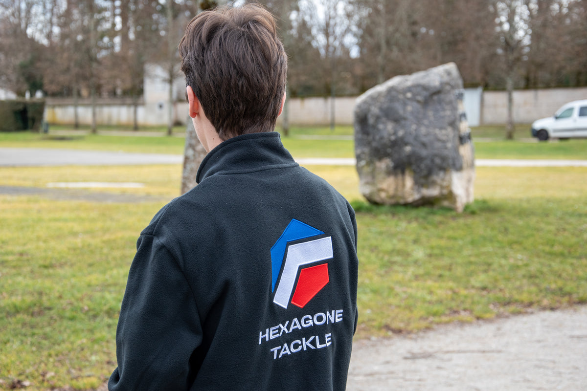 Veste polaire zippée sombre, vue dos, logo Hexagone Tackle