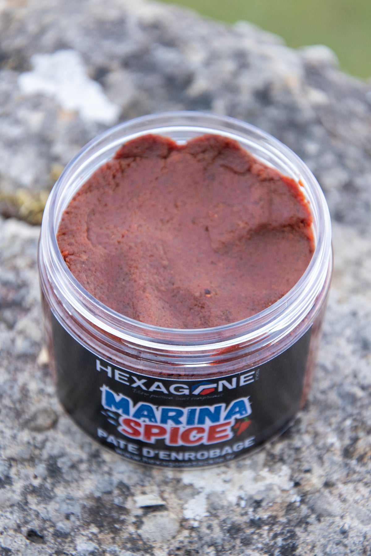 Pot de pâte d’enrobage rouge, vue de dessus du couvercle transparent
