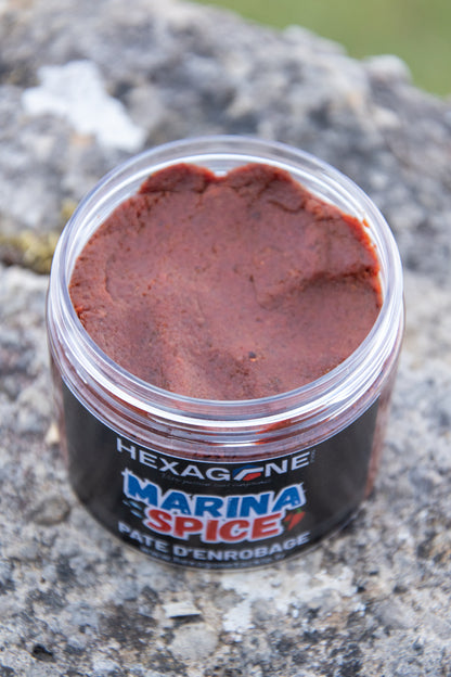 Pot de pâte d’enrobage rouge, vue de dessus du couvercle transparent