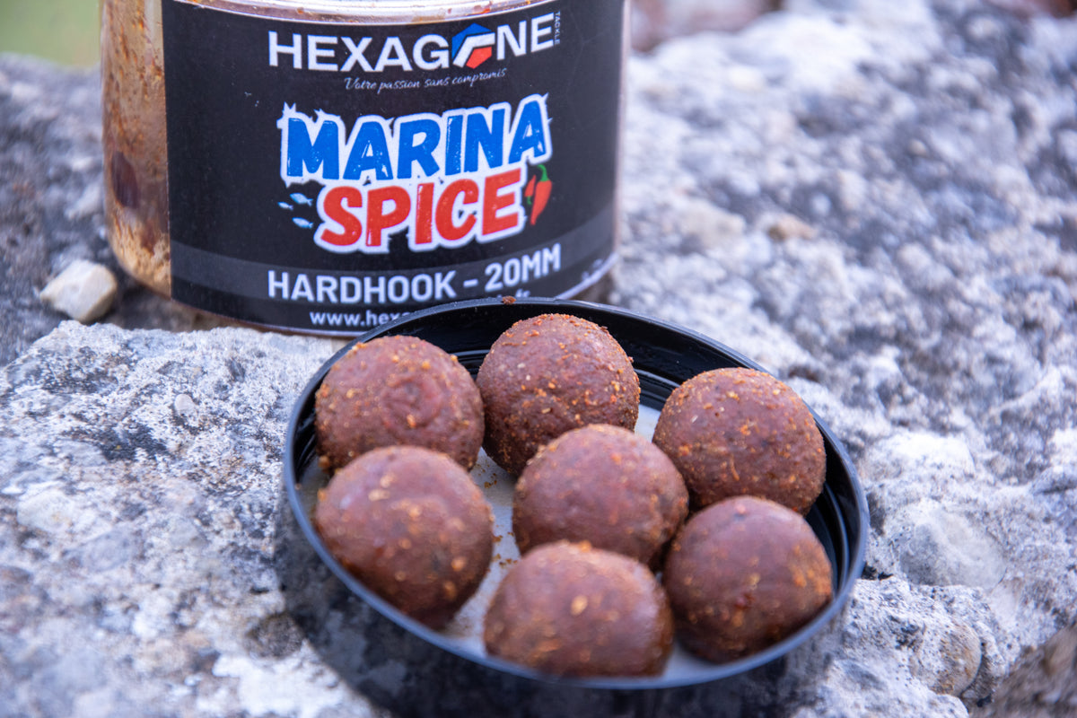 Boulettes de pêche brunes dans un bol, Hardhook Marina Spice