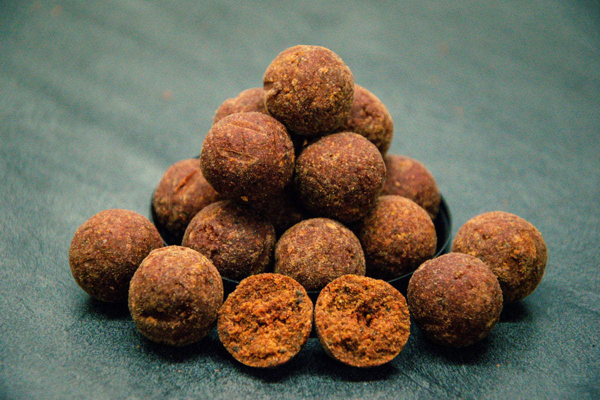Bouillettes solubles Marina Spice : boules d’appât brunes à texture granuleuse