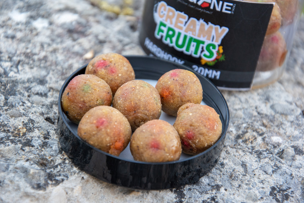 Boilies de pêche aux fruits : boules rondes brun doré, touches colorées