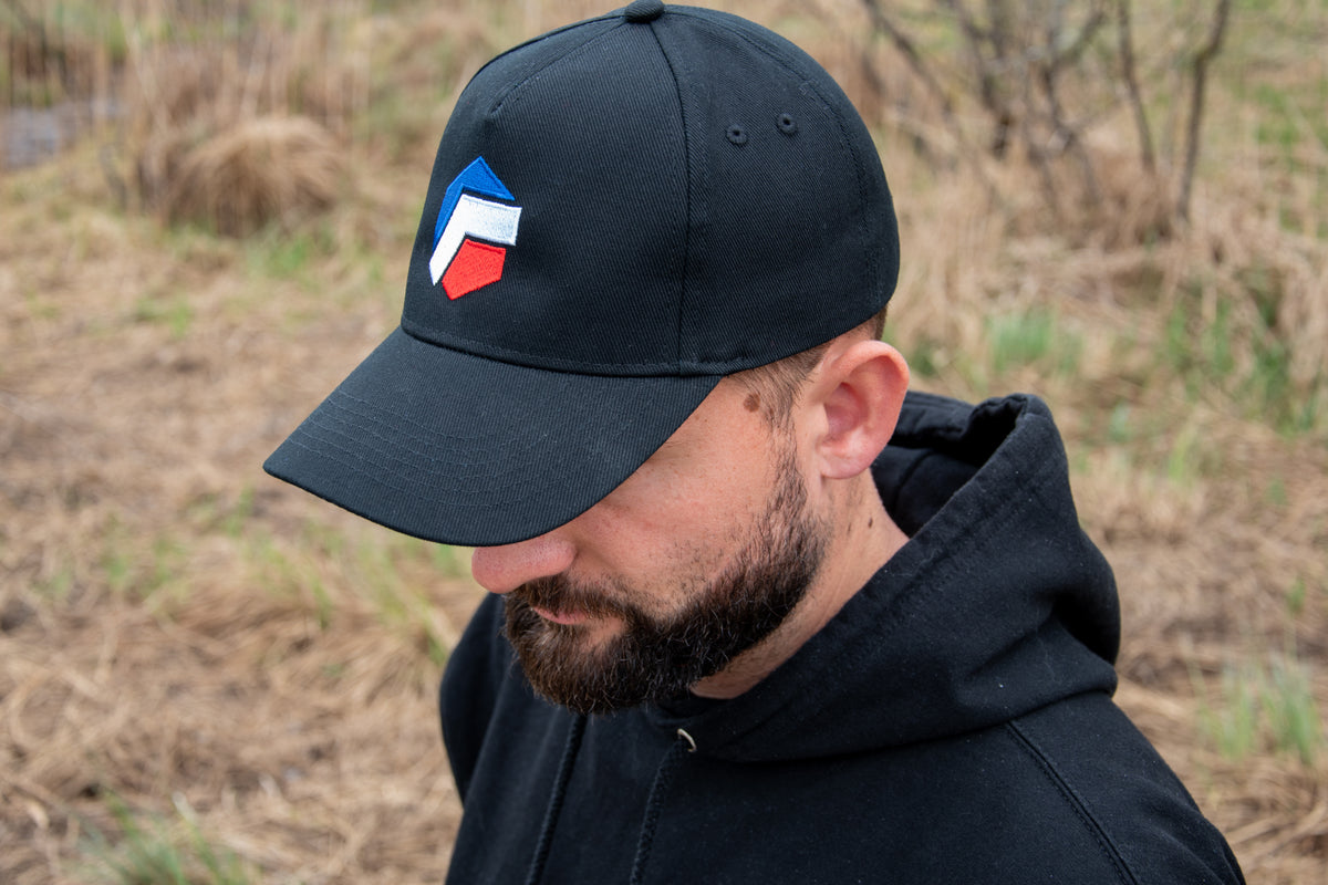Casquette noire brodée, écusson hexagonal couleur sur le devant