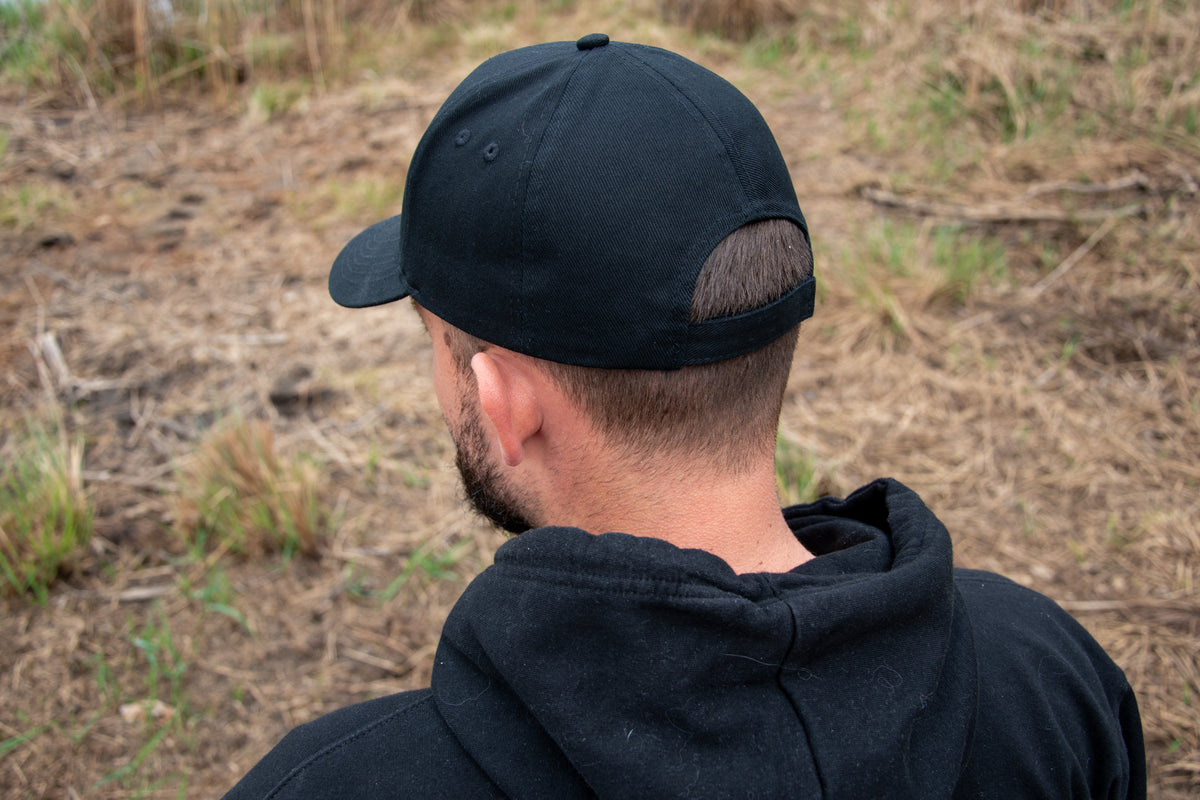 Casquette noire à visière, vue de dos avec l’arrière de la calotte