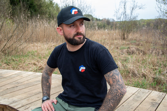 T-shirt noir Hexagone Tackle devant, petit logo hexagone bleu rouge