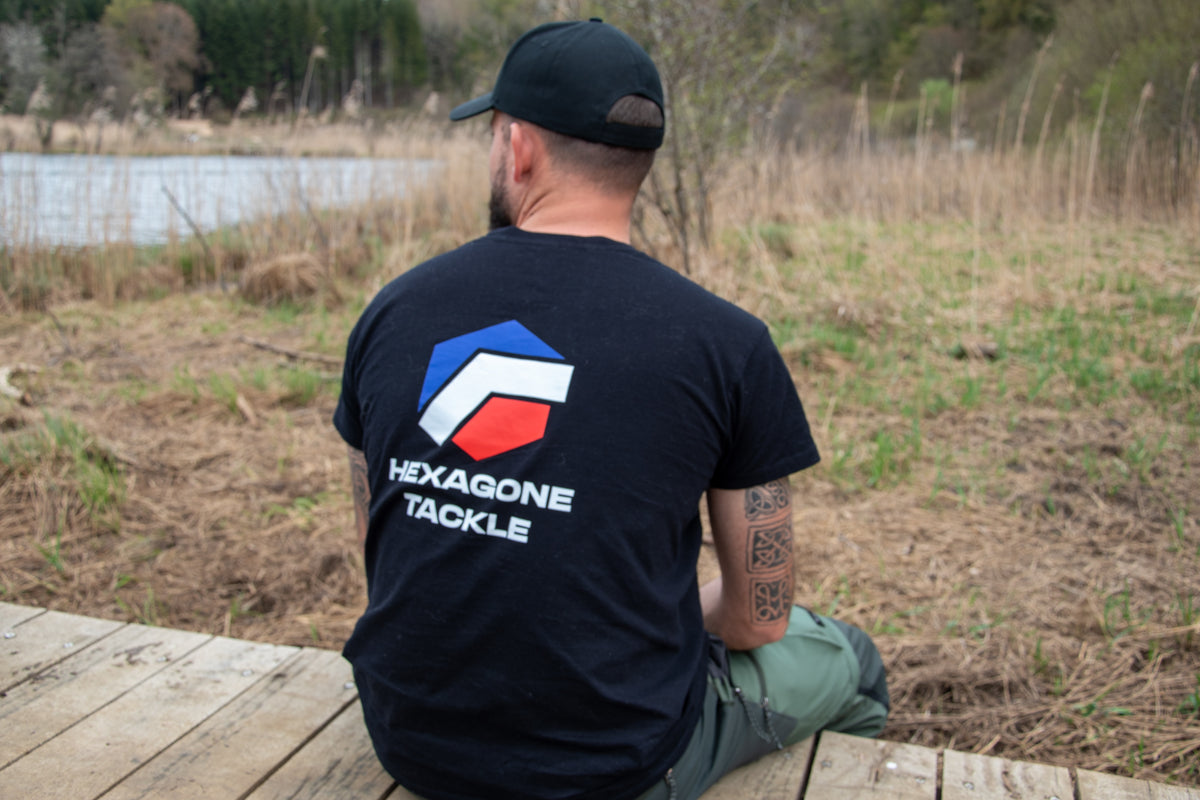 T-shirt noir Hexagone Tackle au dos, logo hexagone bleu rouge et texte imprimé