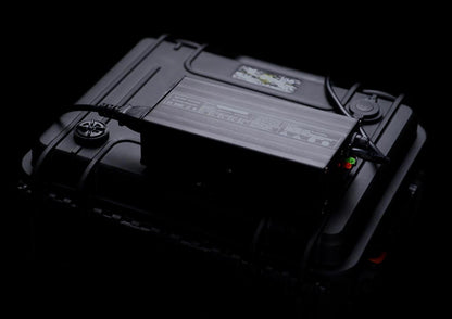Batterie LiFePO4 12,8 V noire avec étiquette, voyants et connecteurs sur le côté