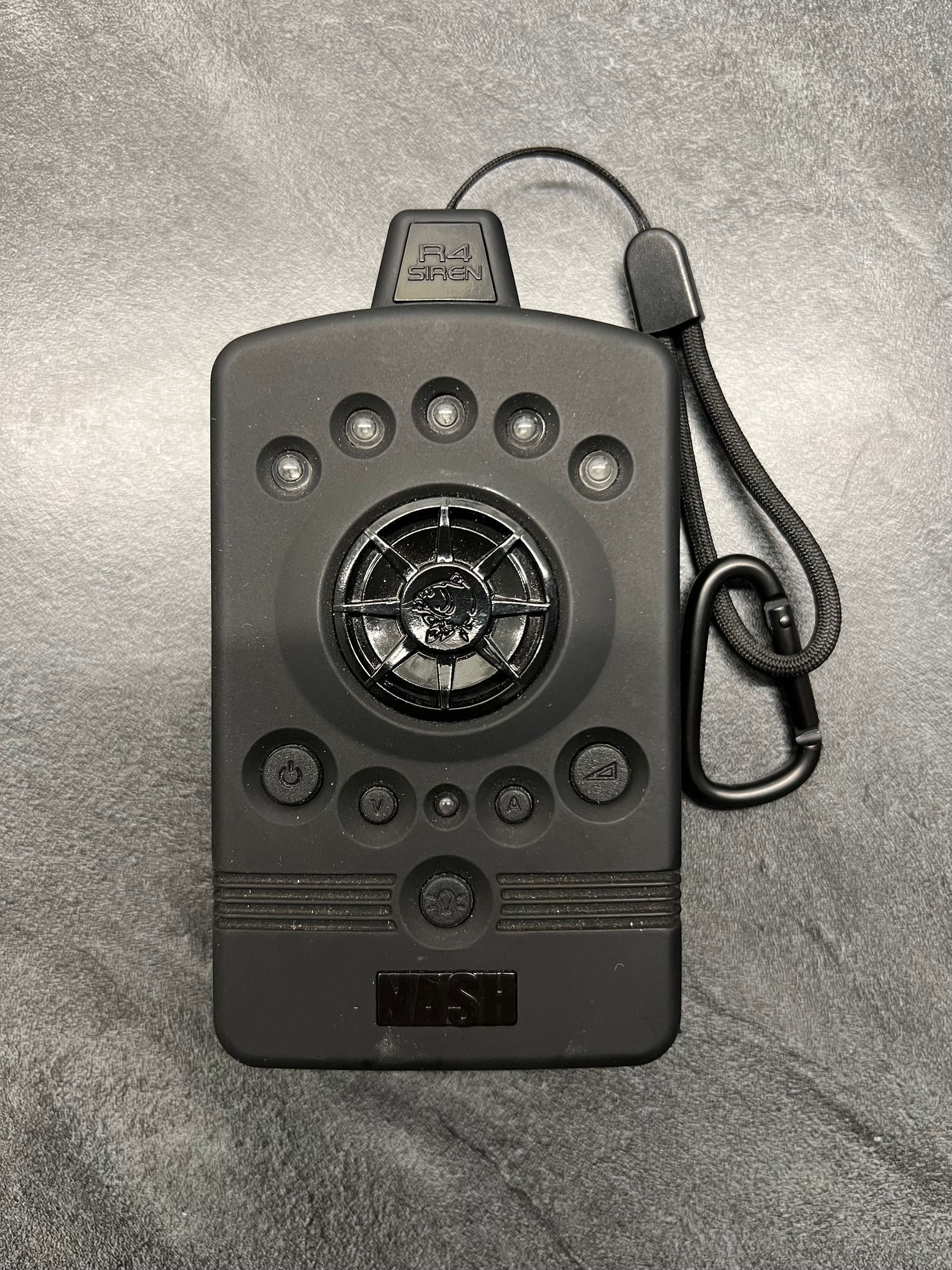 Centrale Nash R4 noire avec cadran central, boutons et câble de connexion