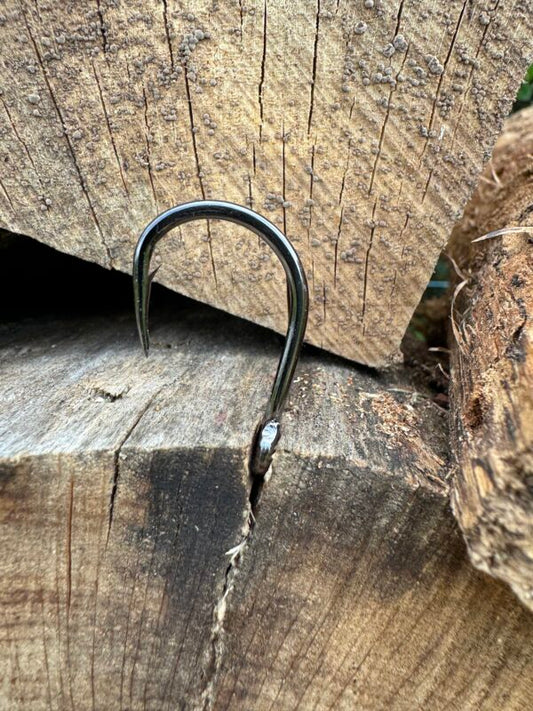 Hameçon de pêche métallique courbé, pointe acérée