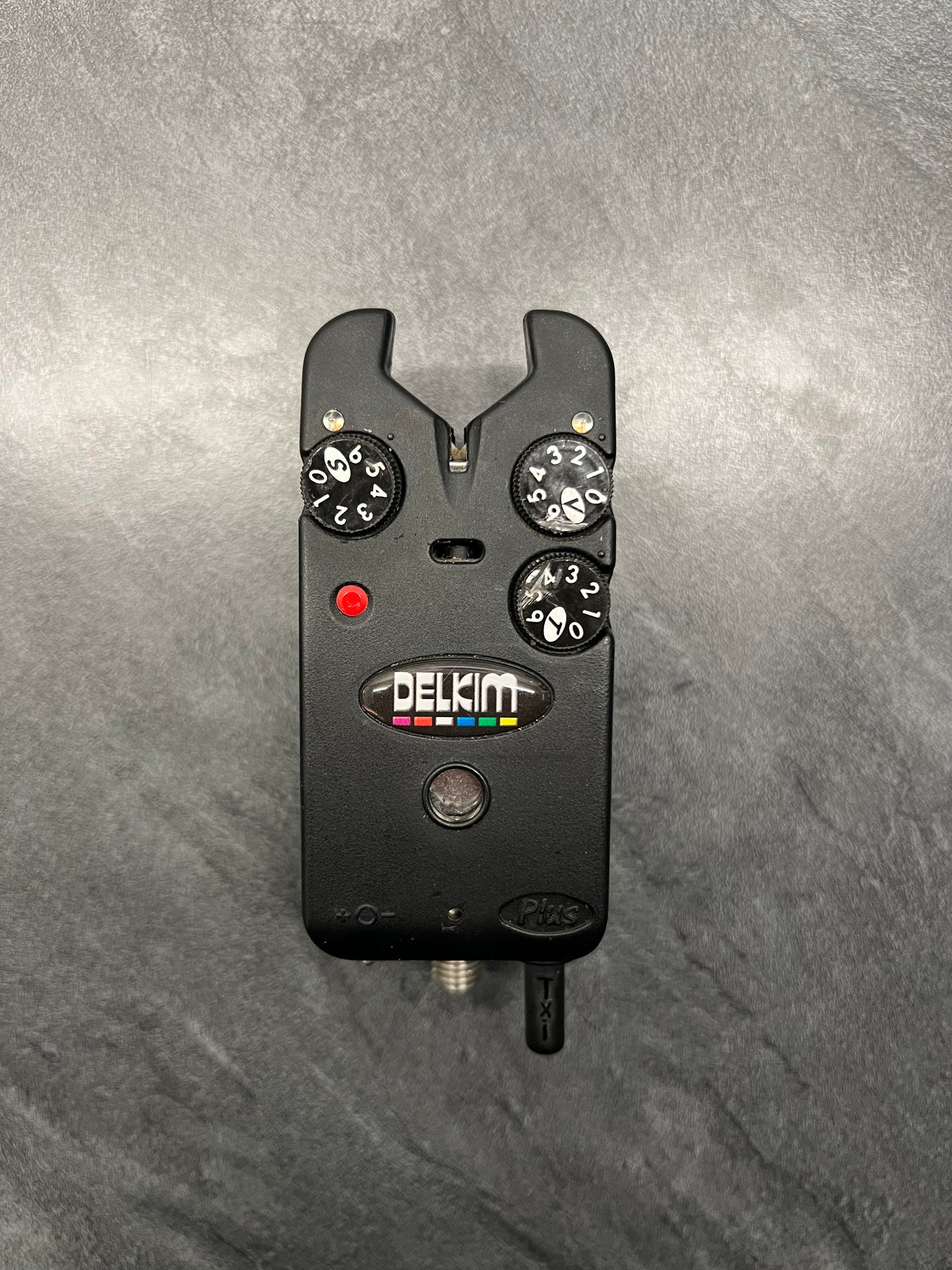 Alarme de notification Delkim TXI Plus noire, boutons, écran LED et voyant rouge