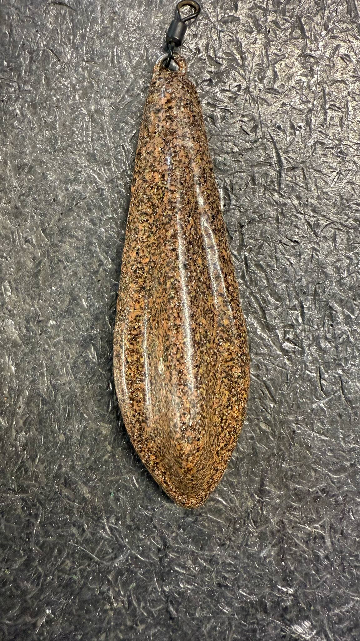 Plomb trilobé brun granuleux en forme de goutte avec œillet