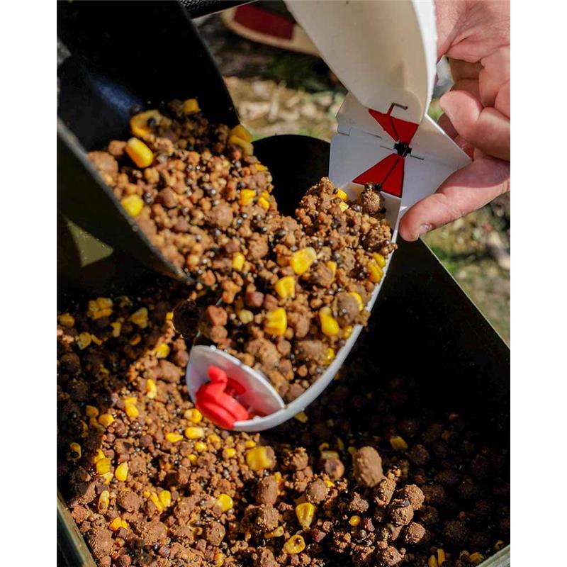 Lance-amorce Spomb grand X, distribution d’amorçage dans un seau de pêche