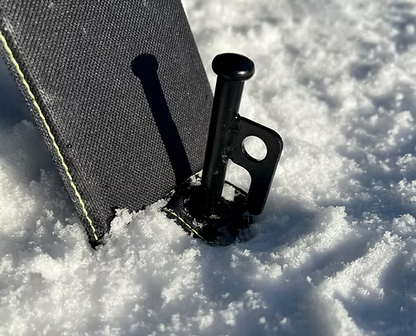 Piquet/attache noir planté dans la neige, avec support métallique