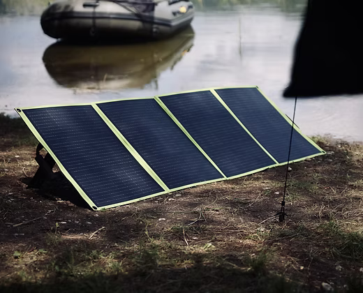 Panneau solaire pliable au sol, panneaux inclinés et pieds réglables visibles