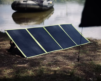 Panneau solaire pliable au sol, panneaux inclinés et pieds réglables visibles