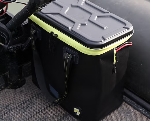 Sac étanche noir à fermeture éclair, bordure jaune-vert, poignée latérale.