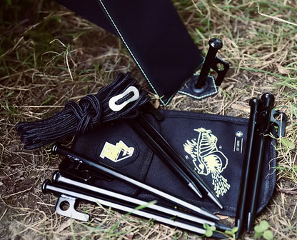 Trousse noire ouverte avec logo poisson et accessoires rangés