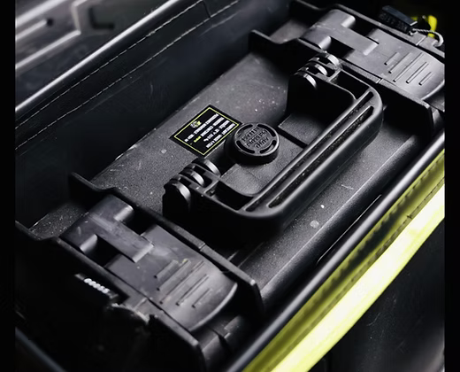 Sac étanche M4F noir avec bordure jaune-vert, coque rigide et détails réfléchissants.