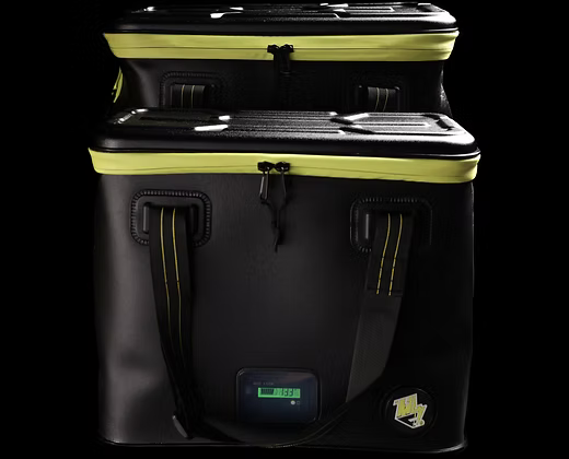 Sac étanche noir à couvercle zippé, bordure jaune-vert et poignées intégrées.