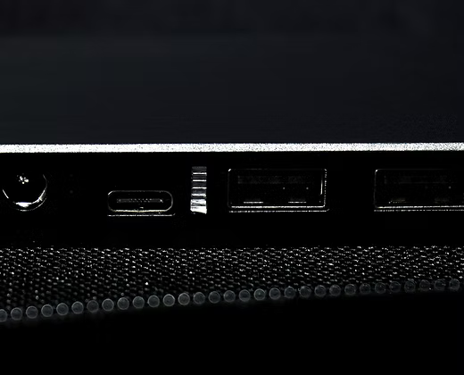 Panneau solaire pliable : face de ports avec connecteurs et indicateurs