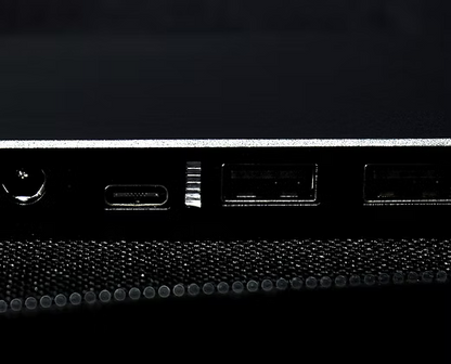 Panneau solaire pliable : face de ports avec connecteurs et indicateurs