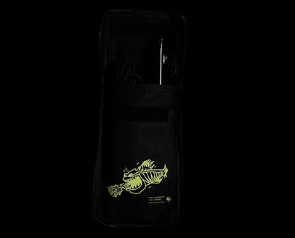 Trousse noire avec logo poisson vert et poche à fermeture éclair