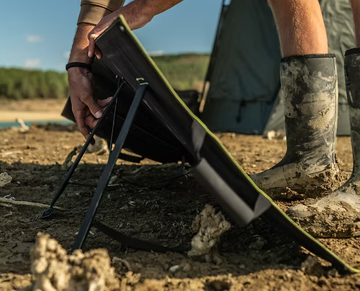 Panneau solaire pliable déployé, panneaux inclinés avec pieds de support