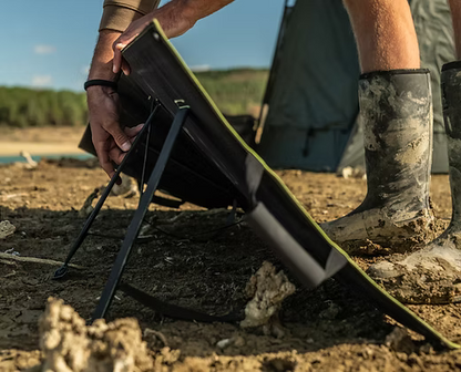 Panneau solaire pliable déployé, panneaux inclinés avec pieds de support