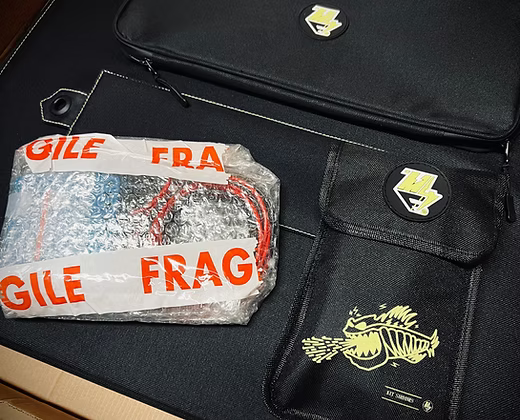 Trousse noire avec patch poisson jaune et compartiments, avec sachet de glace
