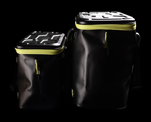 Paire de sacs étanches noirs à bordure jaune-vert, couvercle rigide et poignées.