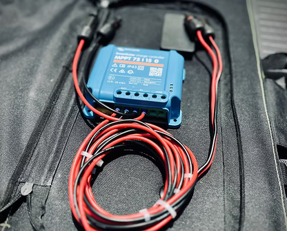 Module MPPT bleu avec bornier et câbles rouges/noirs du kit solaire M4F 220W