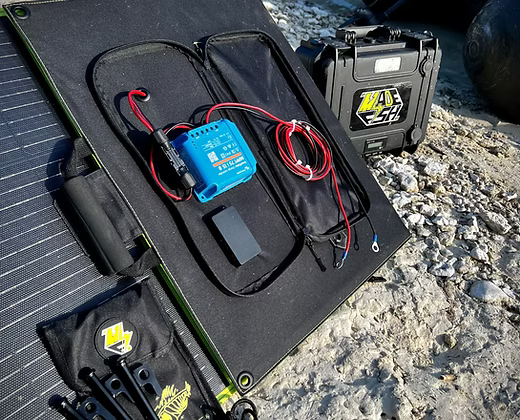Panneau solaire noir avec module bleu MPPT, câbles rouges/noirs et accessoires du kit
