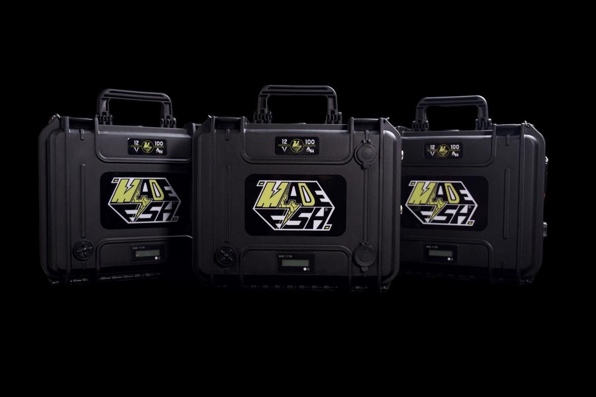 Lot de 3 batteries LiFePO4 12,8V 50Ah noires avec poignées et affichage