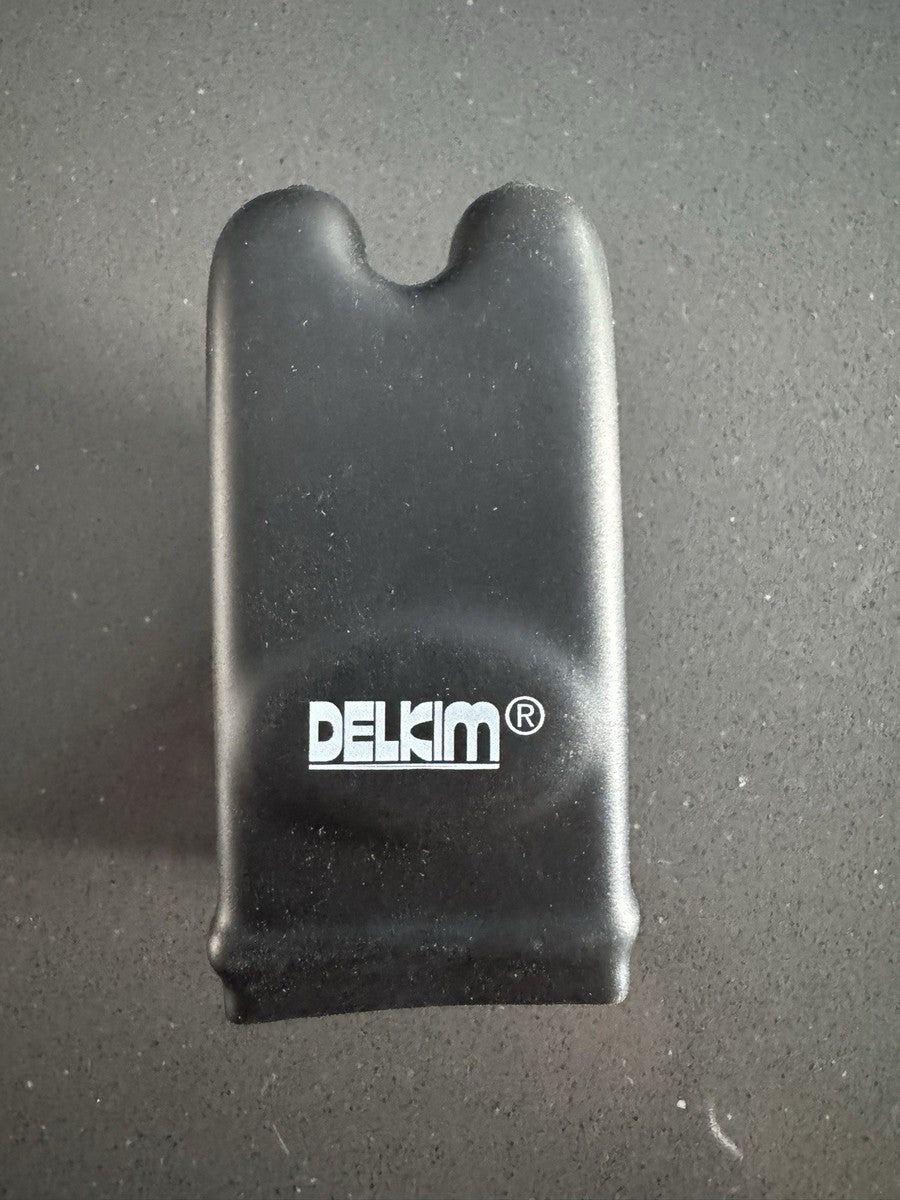 Coque de protection Delkim TXI sombre, forme arrondie avec logo Delkim