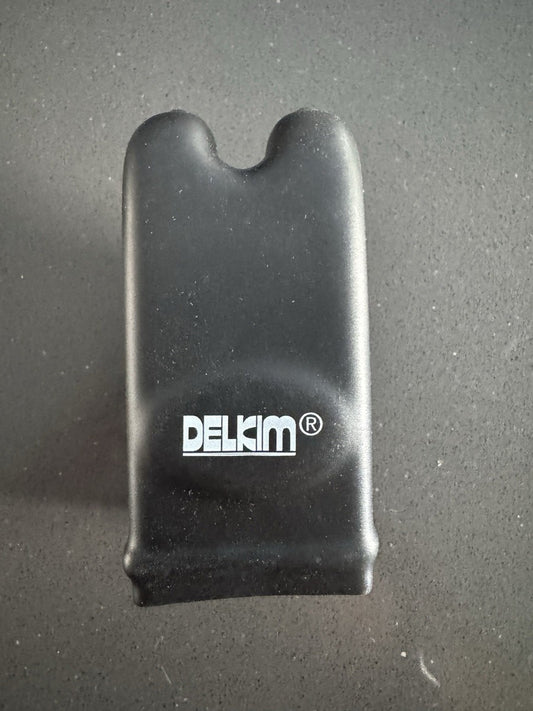Coque de protection Delkim TXI sombre, forme arrondie avec logo Delkim